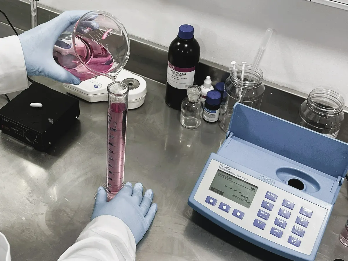 Ensayo químico en el laboratorio de Ulmen