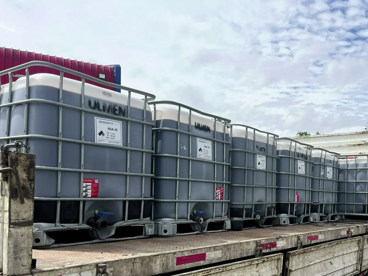 Camión cargado con IBC de 1.000 L de Ulmen