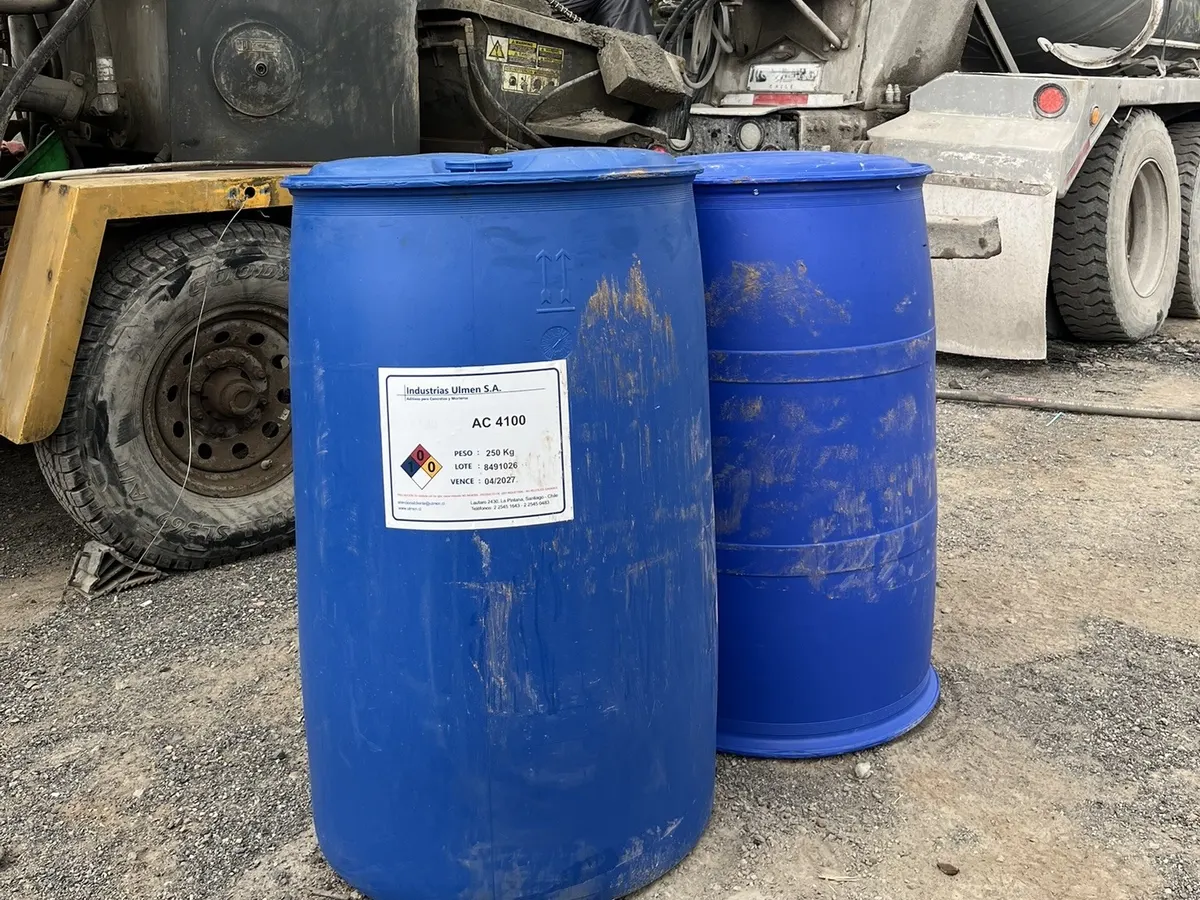 Tambores de acelerante AC 4100 de Ulmen junto a un camión mixer en faena
