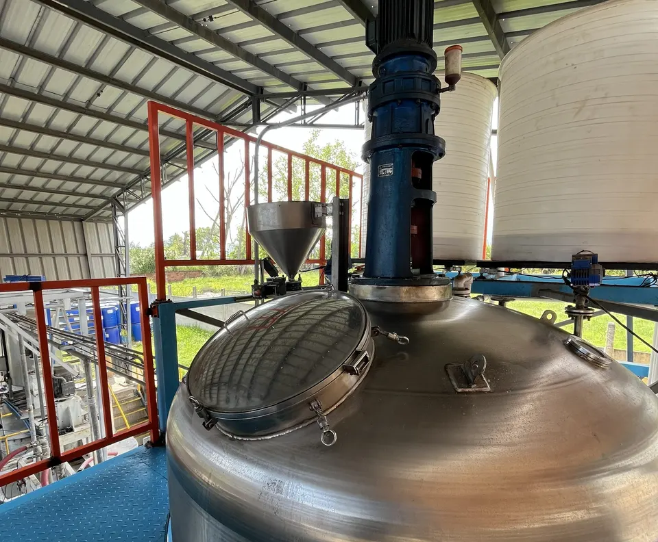 Reactor de acero inoxidable con agitador en la planta de Ulmen, vista parcial