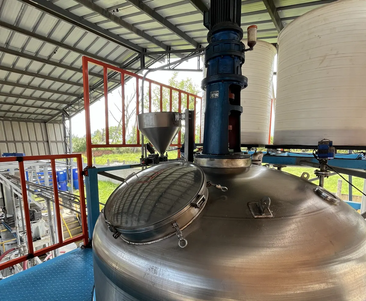 Reactor de acero inoxidable con agitador en la planta de Ulmen, vista parcial